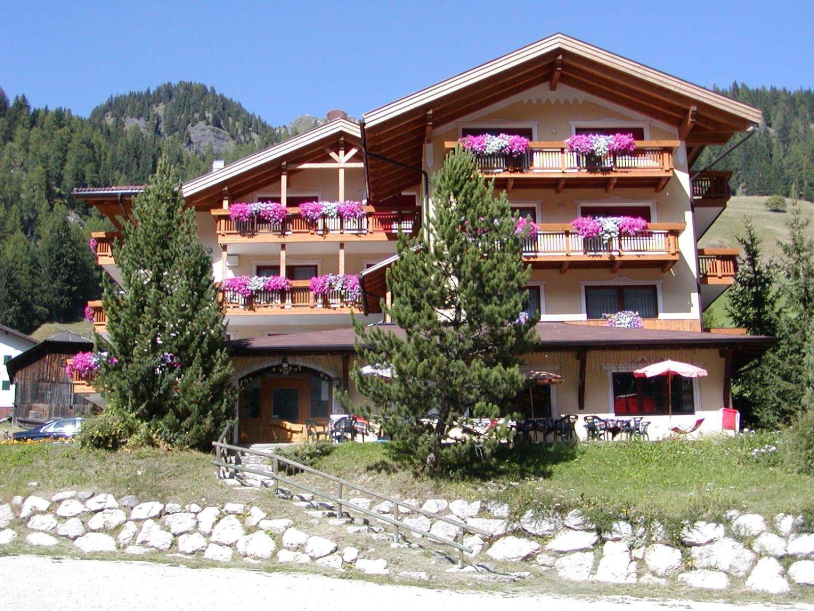 Hotel Dolomites Inn Canazei Eksteriør billede